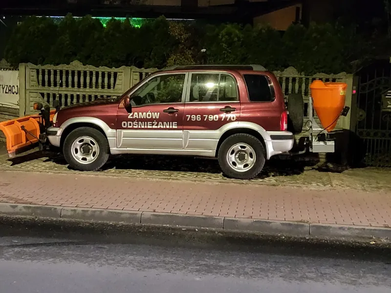 Pojazd terenowy do odśnieżania z posypywarką