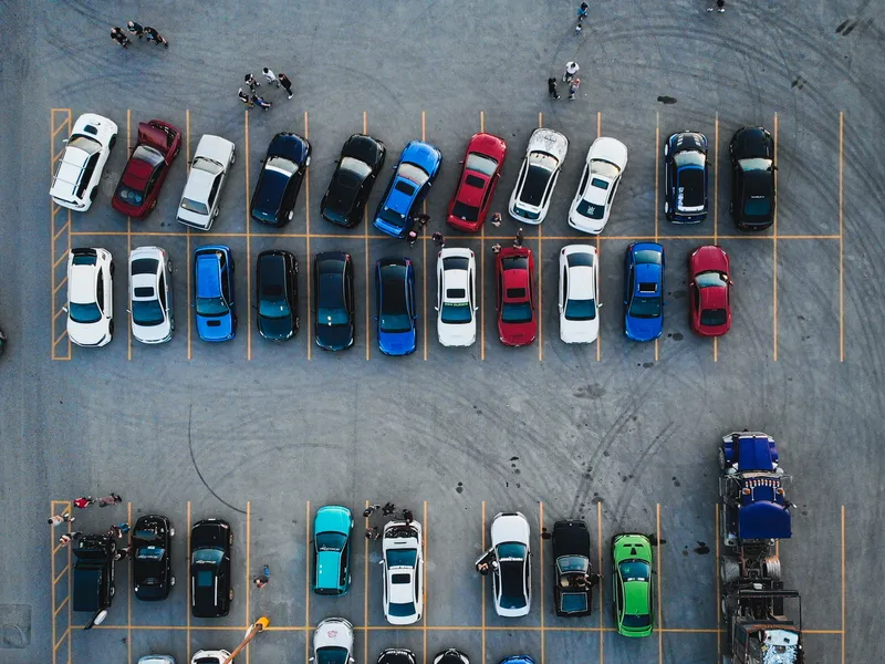 Odśnieżony parking przed halą widziany z góry